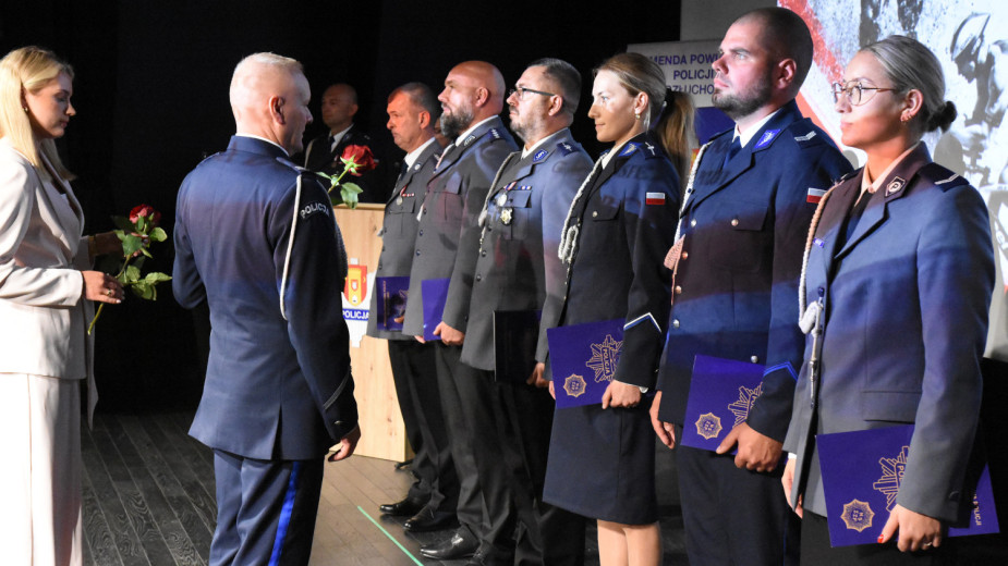 Awanse oraz szczególne podziękowania dla sportowców i dzielnicowych. Powiatowe święto policji w Człuchowie (FOTO)