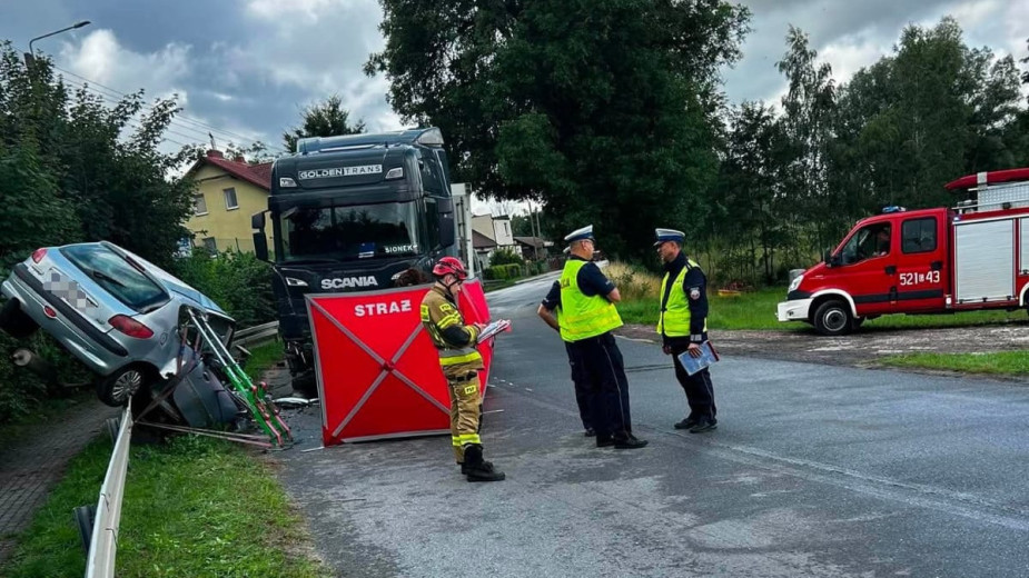 Tragiczny wypadek na trasie Skarszewy-Starogard Gdański. Nie żyje kierowca Peugeota, który zderzył się z ciężarówką