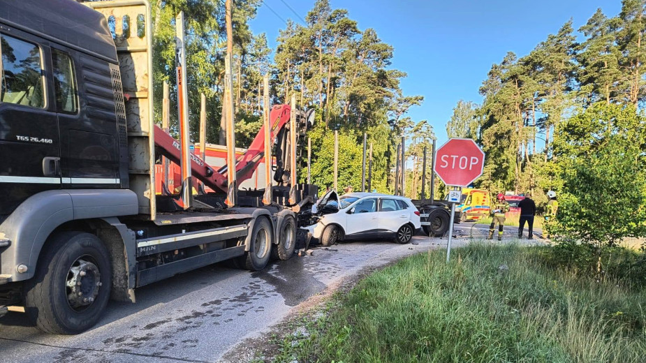 Zderzenie osobówki i pojazdu ciężarowego w Kłodawie w gminie Chojnice. Jedna osoba trafiła do szpitala