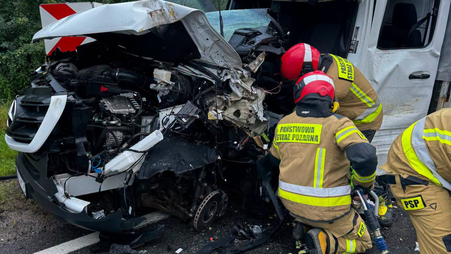 Wypadek na krajowej 20 w gminie Miastko. Dwie osoby w szpitalu po zderzeniu ciężarówki i busa