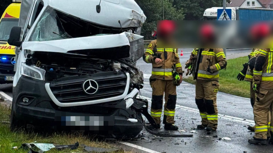 Wypadek na krajowej 20 w gminie Miastko. Dwie osoby w szpitalu po zderzeniu ciężarówki i busa