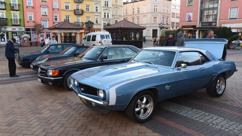 Zabytkowe pojazdy na chojnickim rynku. Automobilklub Chojnicki zaprasza dzisiaj (9.07) na wieczorne spotkanie klasyków