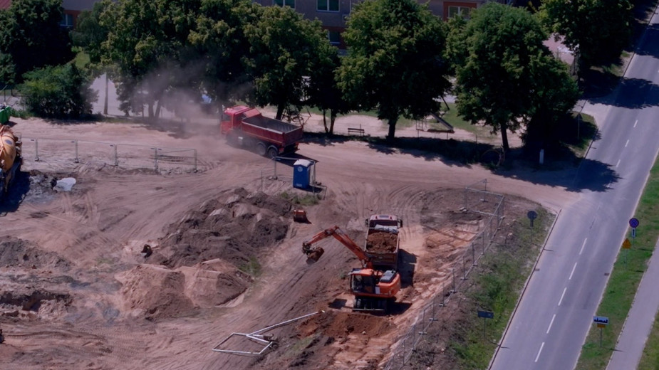Ziemia z budowy miejsca schronienia i magazynów w Charzykowach jest wywożona poza plac budowy. Czy to zgodne ze sztuką? - pyta słuchacz