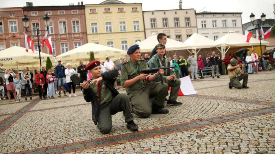 Bohaterowie powstania warszawskiego uczczeni. W Kościerzynie odbyła się 12. inscenizacja historyczna, przygotowana przez miejscowych harcerzy