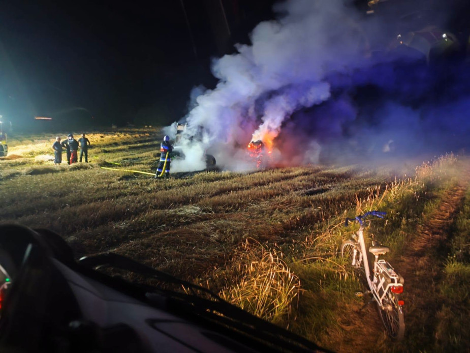 Duże straty po pożarze na polu w Malachinie, w gminie Czersk. Zapaliła się prasa do słomy