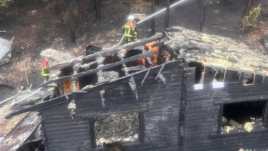 Trwa ustalanie przyczyny pożaru dwóch domków letniskowych w gminie Karsin. Biegły wstępnie wykluczył działanie osób trzecich (FOTO)