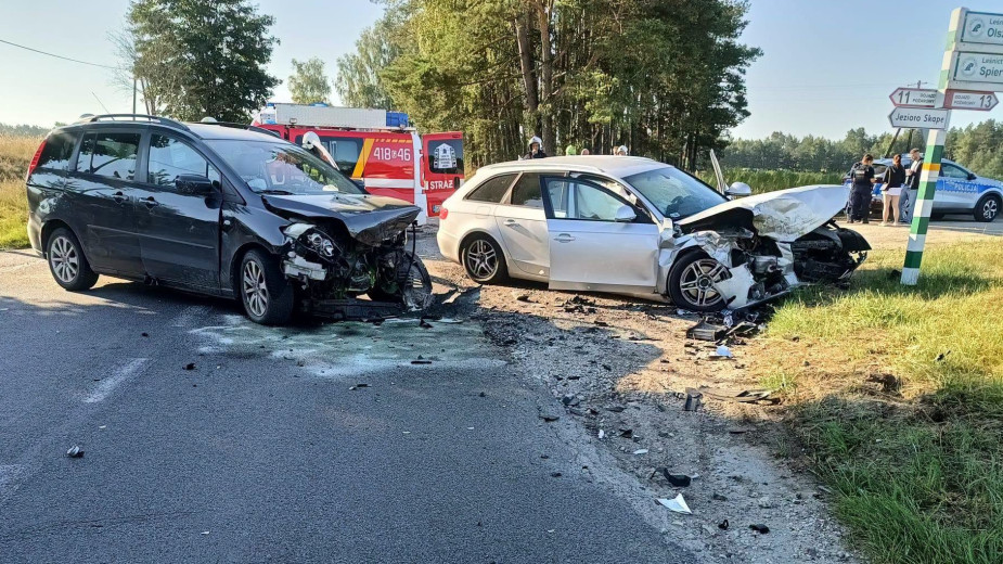 Mazda i Audi zderzyły się w Chłopowach, w gminie Brusy. Dwie osoby trafiły do szpitala. "Nie ustąpiła pierwszeństwa i uderzyła w prawidłowo jadący samochód" (FOTO)