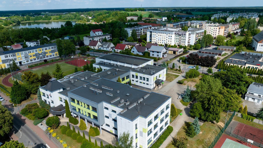 Władze powiatu tucholskiego rozstrzygają przetarg na zielony dach budynku liceum. Trwają negocjacje