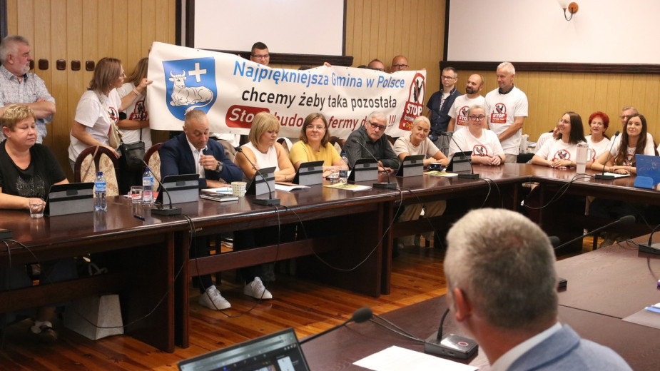 "To był prawie rok konsekwentnej walki o miejsce, w którym żyjemy". Mieszkańcy Dębnicy i wójt gminy Człuchów podsumowują roczny proces