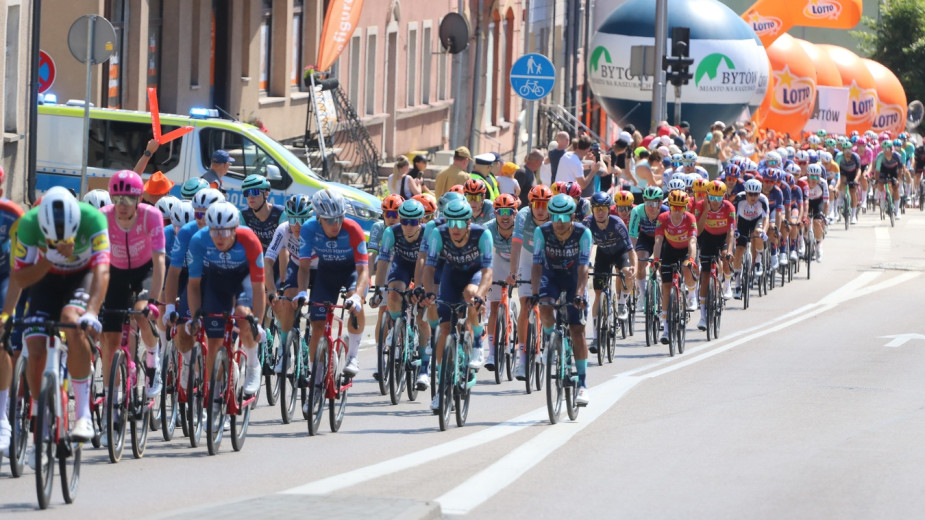 Nadajemy na żywo z Tour de Pologne. Kolarze jadą przez powiat bytowski. Sprawdzamy jak na wyścig oczekują w Bytowie i Kołczygłowach. "Cały kolarski świat na nas patrzy" (RELACJE, FOTO)
