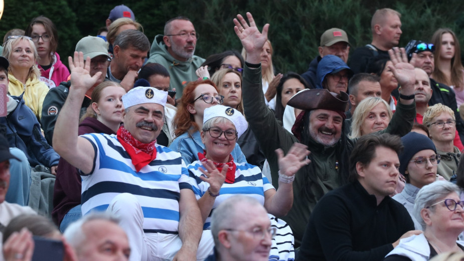 Szanty znów królują w Charzykowach. Ruszył Festiwal Piosenki Żeglarskiej. "Jak by było nudno, nikt by mnie tu nie zobaczył. Jest fajna atmosfera, fajna zabawa" (FOTO)