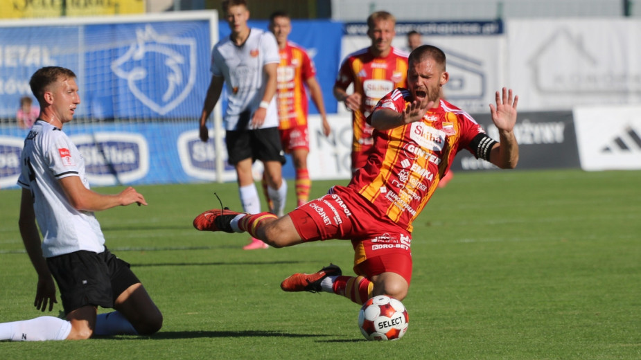 Kolejny katastrofalny mecz Chojniczanki. Jest pierwsza bramka, ale nie ma punktów. Znicz Pruszków wygrał w Chojnicach 4:1 (RELACJA, FOTO)