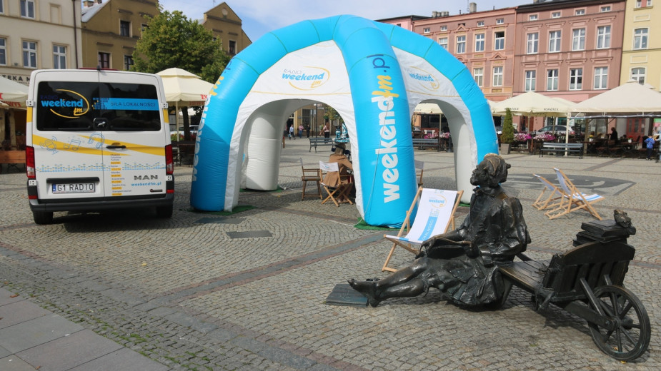 Lato z Weekend FM na koniec wakacji w Kościerzynie. Nadajemy na żywo z kościerskiego Rynku i zapowiadamy finał Muzycznego Lata. "Kościerzyna to jest świetne miejsce do życia" (FOTO)