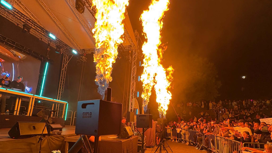 Kościerska scena zapłonęła i to dosłownie, a Ogródek Jordanowski wypełnił się po brzegi publicznością. Widowiskowy finał muzycznego lata w Kościerzynie (FOTO)