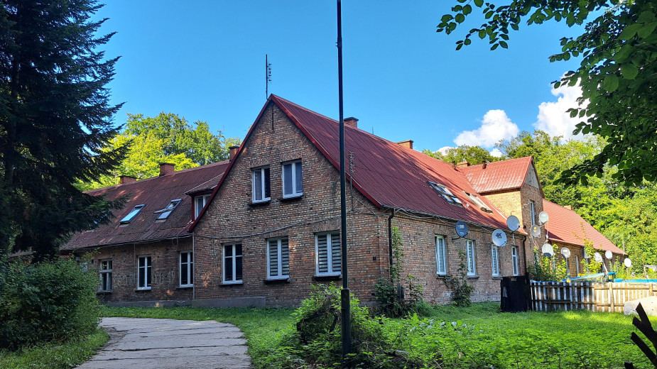 Człuchów wydaje pieniądze, jakie zostały po pożarze baraków na ulicy Słowackiego. Będzie nowy dach na ulicy Kusocińskiego