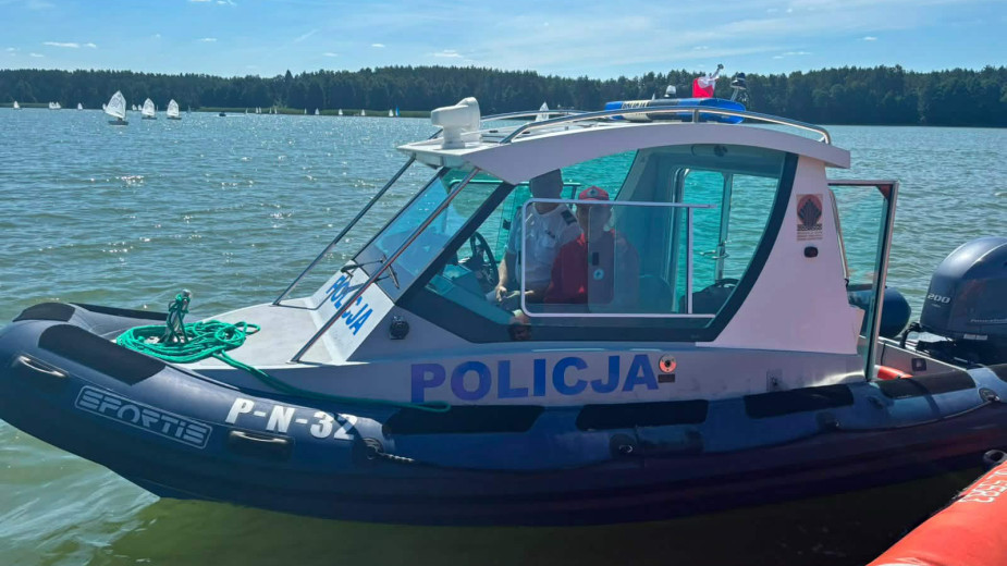 Kościerscy policjanci mają do dyspozycji nową łódź motorową. Użyczyła ją Komenda Powiatowa Policji w Tczewie (FOTO)