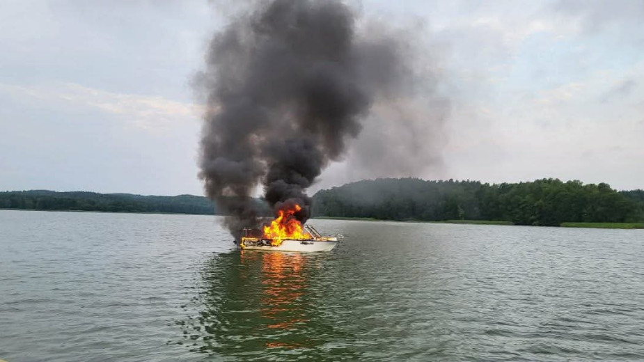 Pożar łódki na Jeziorze Charzykowskim. Dwie osoby same ewakuowały się z pokładu
