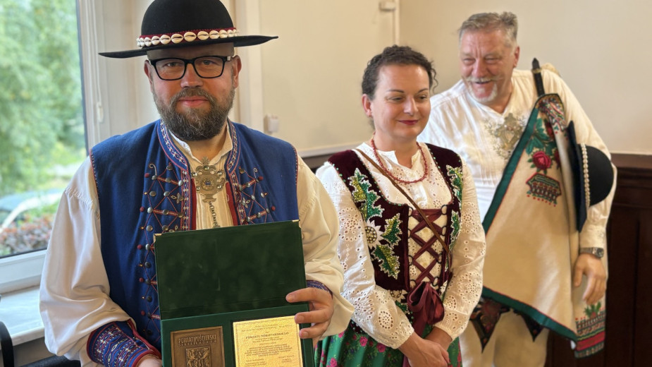 Samorządowcy z Serca Kaszub uhonorowali partnerski powiat nowotarski okolicznościowym medalem Zasłużony dla Powiatu Kościerskiego FOTO