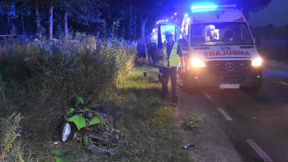 Wypadek motocyklisty na drodze wojewódzkiej 212 w Chojnicach. Ranny trafił do szpitala (FOTO)