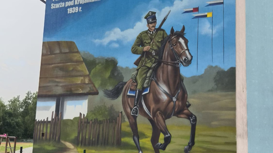 Ułańskie dziedzictwo utrwalone na ścianie szkoły. W Nowej Cerkwi w gminie Chojnice powstał patriotyczny mural
