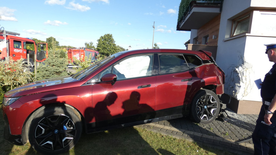Kierowca BMW cofał i uderzył autem w budynek. Trzy osoby ucierpiały w wypadku w Niedamowie, w gminie Kościerzyna