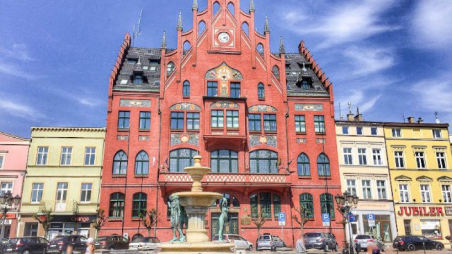 Chojnice gotowe do jutrzejszych (1.09) obchodów 87. rocznicy wybuchu II wojny światowej. Uroczystości o świcie rozpoczną się przy pomniku pomordowanych kolejarzy