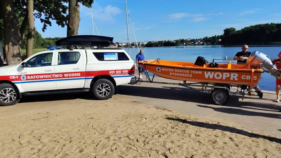 Ratownicy na plaży miejskiej w Sępólnie mają łódź z silnikiem spalinowym. Miasto doskonale współpracuje z bydgoskim WOPR-em