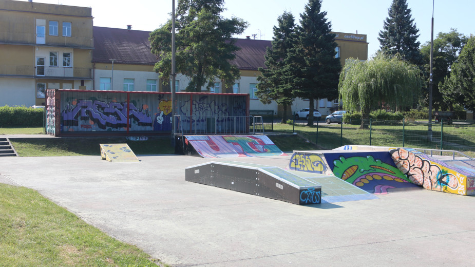 Gotowe są obydwa zadania z tegorocznego budżetu obywatelskiego w Człuchowie. Rozbudowany został skatepark, a przy SP nr 1 powstała "przyjazna przestrzeń"