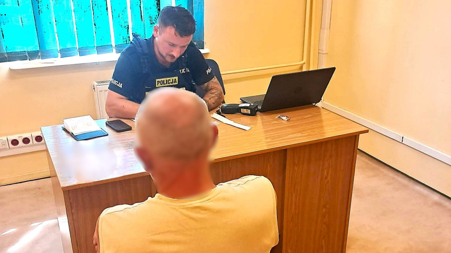 Wyrzucił worki na śmieci, a chwilę później spowodował kolizję. Kościerska policja zatrzymała kompletnie pijanego 47-latka