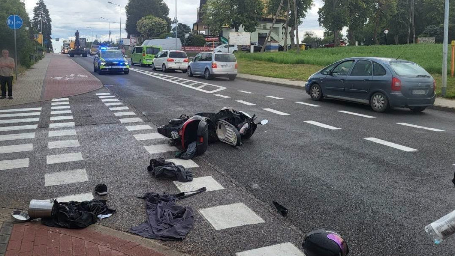 Jeden samochód zderzył się z motorowerem, a drugi uderzył w drzewo. Wypadki w Chojnicach i Charzykowach. "Nie ustąpił pierwszeństwa przejazdu" (FOTO)