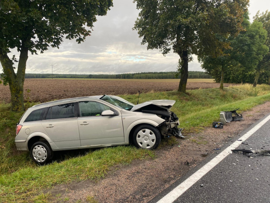 Czołowe zderzenie dw&oacute;ch osob&oacute;wek na drodze krajowej 22 w Chrząstowie. Dwie osoby zostały ranne (AKTUALIZACJA)