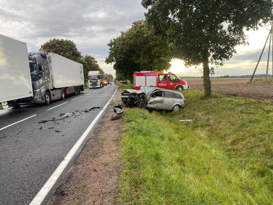 Czołowe zderzenie dw&oacute;ch osob&oacute;wek na drodze krajowej 22 w Chrząstowie. Dwie osoby zostały ranne (AKTUALIZACJA)
