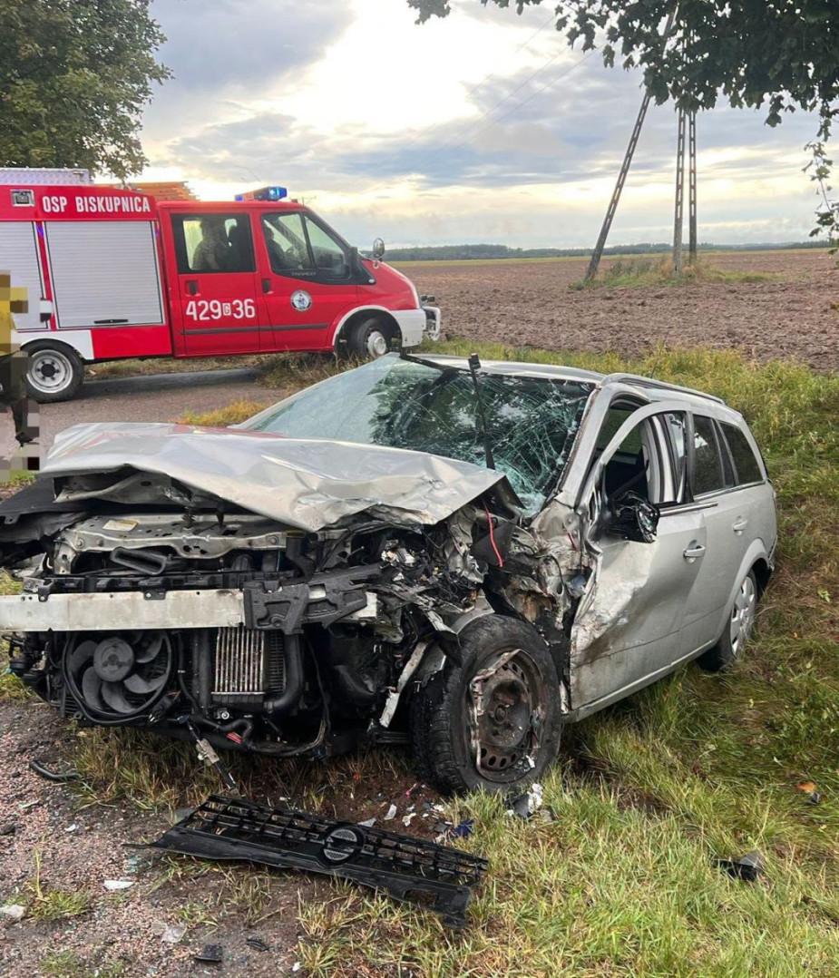 Czołowe zderzenie dw&oacute;ch osob&oacute;wek na drodze krajowej 22 w Chrząstowie. Dwie osoby zostały ranne (AKTUALIZACJA)