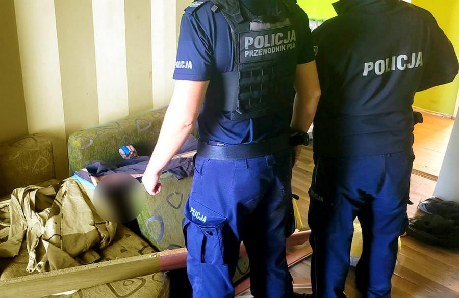 Poszukiwane małżeństwo z gminy Kaliska w rękach policji. Czeka na nich więzienie za znęcanie się nad dziećmi. Na mężczyznę dodatkowo za przestępstwo seksualne