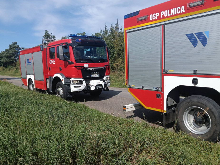 Volkswagen uderzył w drzewo w powiecie człuchowskim. Kierowca auta trafił do szpitala  