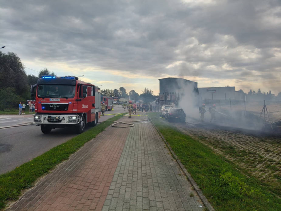 Pożar w Kościerzynie. Ogień wybuchł na terenie jednego z zakład&oacute;w przy ulicy Składowej (FOTO)