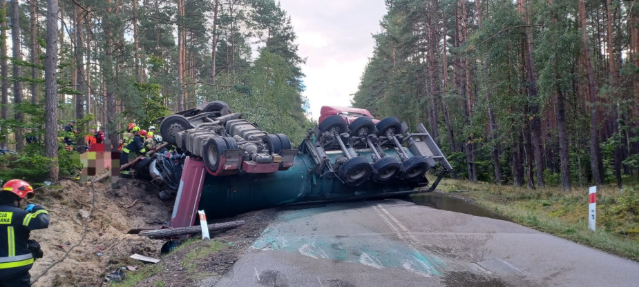 "Wyjechał z drogi podporządkowanej". Tragiczny w skutkach wypadek na drodze Przechlewo - Koczała. Po zderzeniu trzech pojazd&oacute;w nie żyją dwie osoby (FOTO, AKTUALIZACJA)