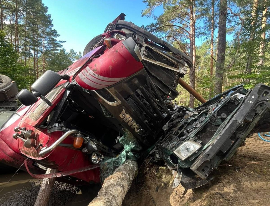 "Wyjechał z drogi podporządkowanej". Tragiczny w skutkach wypadek na drodze Przechlewo - Koczała. Po zderzeniu trzech pojazd&oacute;w nie żyją dwie osoby (FOTO, AKTUALIZACJA)