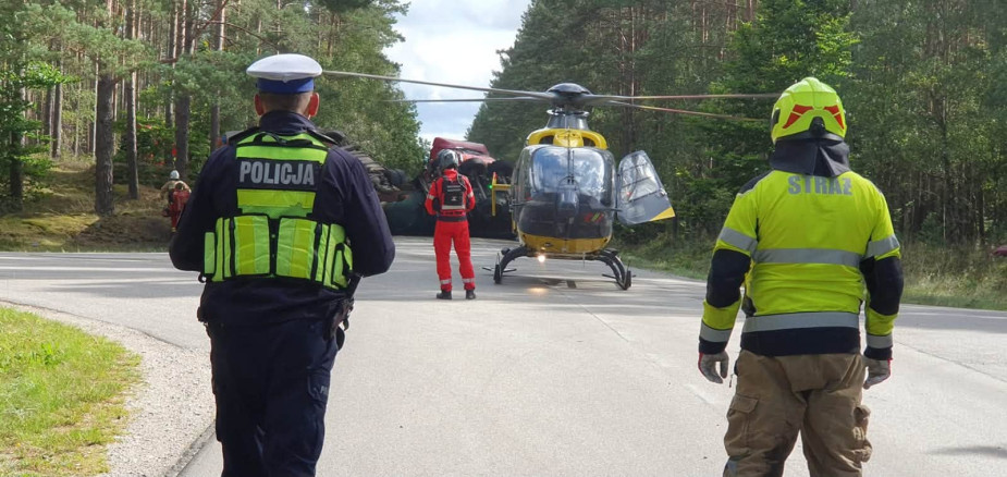 "Wyjechał z drogi podporządkowanej". Tragiczny w skutkach wypadek na drodze Przechlewo - Koczała. Po zderzeniu trzech pojazd&oacute;w nie żyją dwie osoby (FOTO, AKTUALIZACJA)