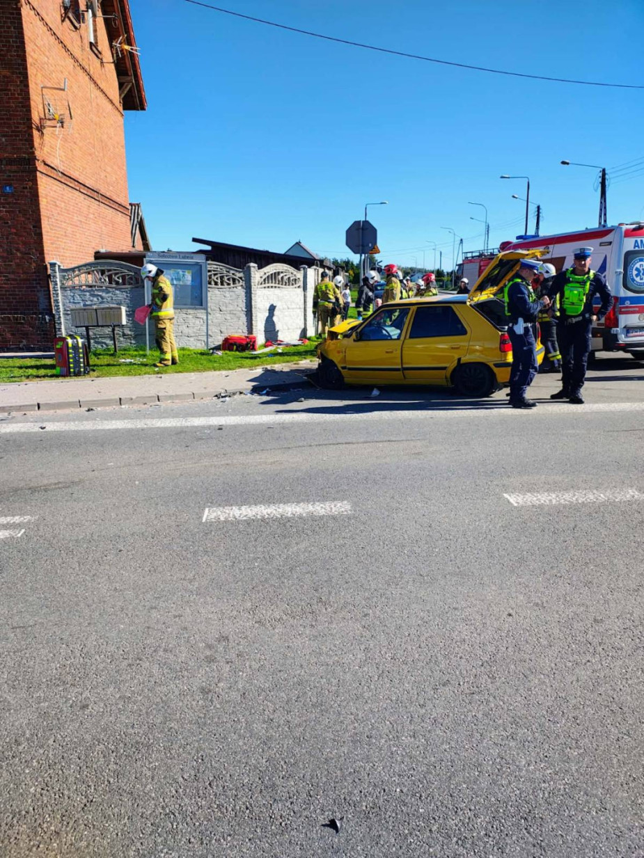 Zderzenie dw&oacute;ch pojazd&oacute;w na drodze wojew&oacute;dzkiej 235 w Lubni (AKTUALIZACJA)