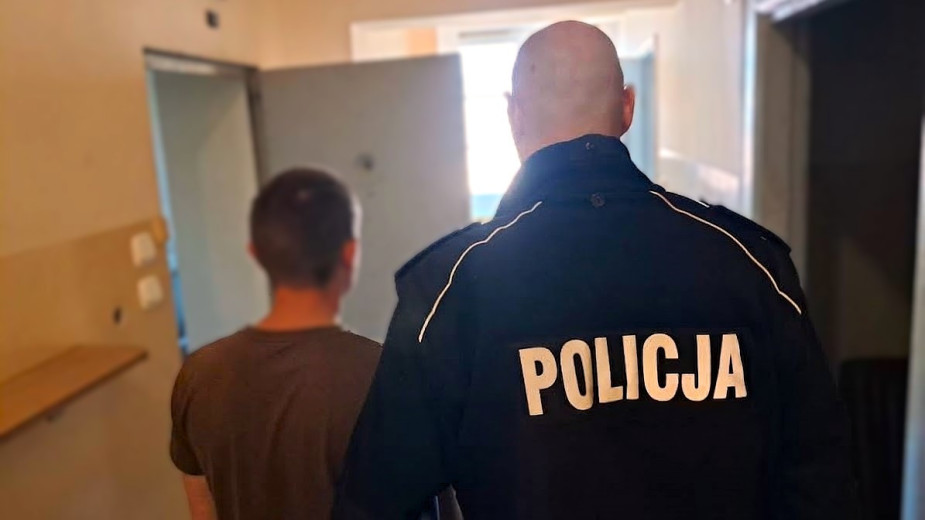 Zaatakował opiekuna placówki, szarpał też ratowników medycznych. Kościerska policja zatrzymała agresywnego 22-latka
