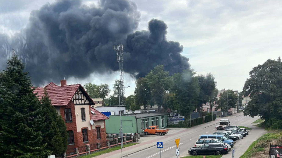 Pożar w Kościerzynie. Ogień wybuchł na terenie jednego z zakładów przy ulicy Składowej, na miejsce zadysponowano 11 zastępów straży pożarnej