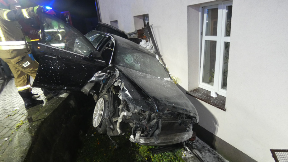 Groźny wypadek w Kościerzynie. Kierowca Audi stracił panowanie nad pojazdem i uderzył w dom