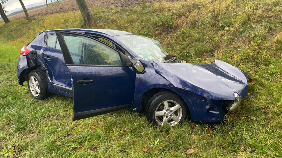 Czołowe zderzenie dwóch osobówek na drodze krajowej 22 w Chrząstowie. Dwie osoby zostały ranne