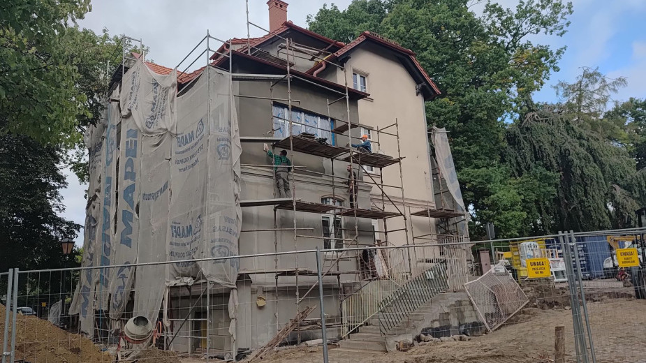 Remont budynku powiatowego wydziału geodezji w Chojnicach w toku. Starosta apeluje do petentów: "Prosimy o wyrozumiałość i cierpliwość"