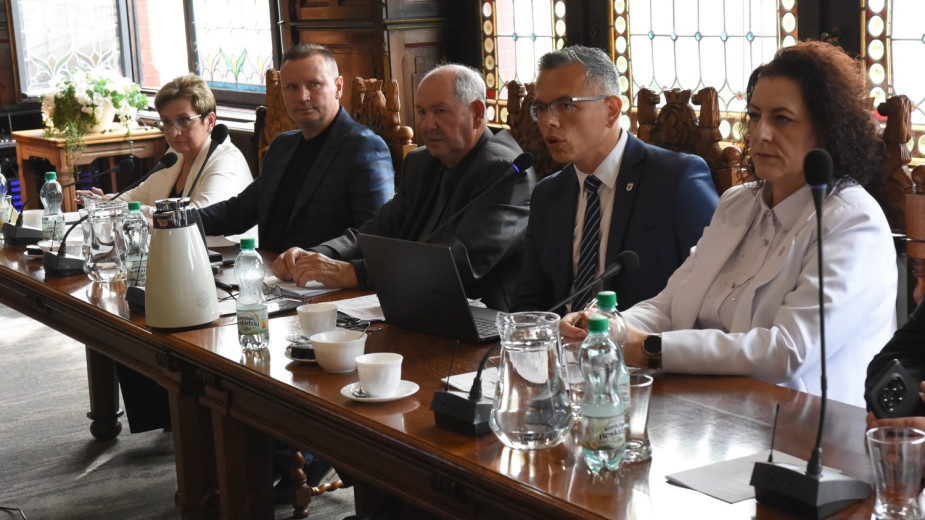 Radni przekazali środki na wymianę okien w chojnickiej Szkole Podstawowej nr 1. Reszta termomodernizacji dopiero w przyszłym roku