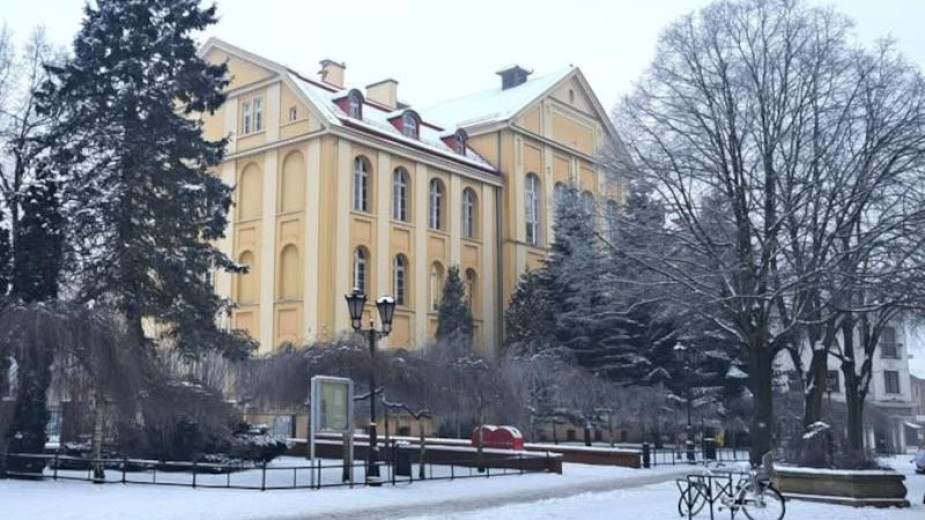 Jedna oferta wadliwa, druga wyższa niż kosztorys. Komplikuje się przetarg na remont w Szkole Podstawowej nr w 1 Chojnicach