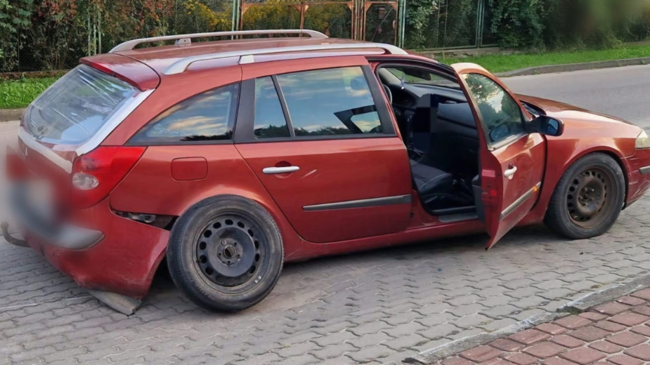Policjanci z Czerska szukają 31-latka, który miał prowadzić samochód wbrew zakazowi. Mężczyzna uciekając uszkodził radiowóz