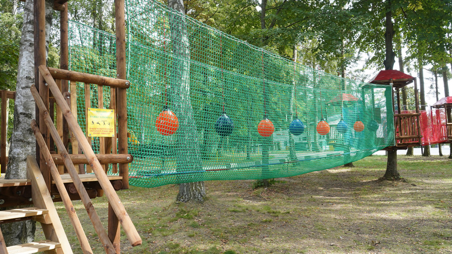 W Człuchowie powstał darmowy mini park linowy dla dzieci. Można z niego korzystać na terenie OSiR-u przy plaży miejskiej
