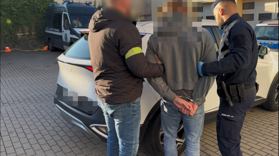 Podejrzany o kradzież karetki i sprzętu z miasteckiego szpitala zatrzymany. Funkcjonariusze odzyskali pojazd i znaczną część sprzętu